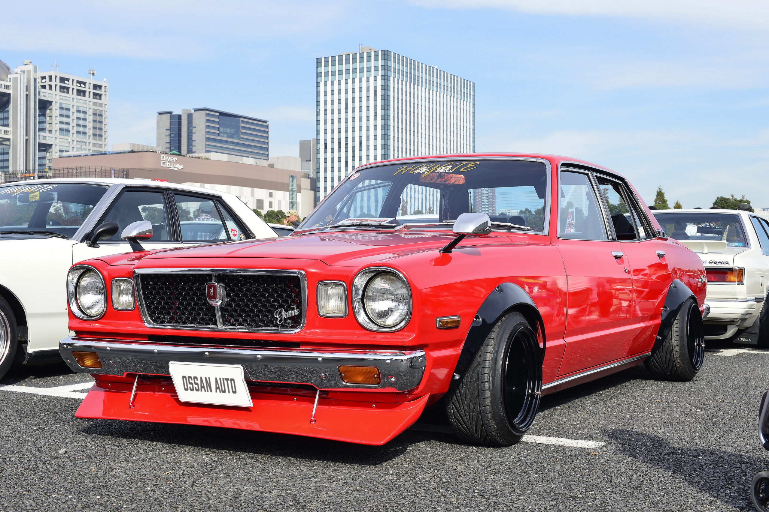 スポーティさを感じる黒塗りのオバフェン Ossanauto